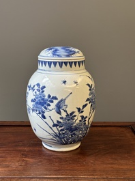 Pot couvert en porcelaine de Chine en bleu et blanc &agrave; d&eacute;cor d'oiseaux parmi des branches fleuries, p&eacute;riode Transition