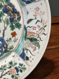Drie Chinese famille verte borden en een theepot, Kangxi