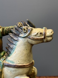 Een Chinese sancai daktegel in de vorm van een krijger te paard, Ming