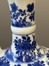 Een Chinese blauw-witte kendi met floraal decor, Kangxi
