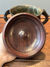 Insolite br&ucirc;le-parfum archa&iuml;que de type 'gui' en bronze au couvercle en bois, Chine, Song