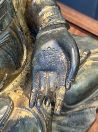 Grande sculpture en bronze laqu&eacute; et dor&eacute; repr&eacute;sentant un Bodhisattva, Chine, Ming