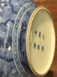 Vase de forme bouteille &agrave; t&ecirc;te d'ail en porcelaine de Chine en bleu et blanc &agrave; d&eacute;cor d'animaux mythiques, marque et &eacute;poque de Kangxi