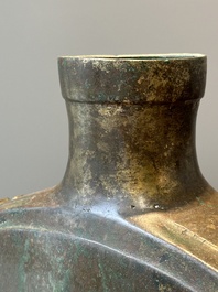 Vase archa&iuml;que de type 'bianhu' en bronze, Chine, Han