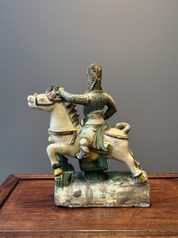Een Chinese sancai daktegel in de vorm van een krijger te paard, Ming