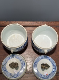 Paire de pots couverts en forme de tambour en porcelaine de Chine en bleu et blanc, marque de Jiajing, Kangxi