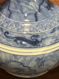 Vase de forme bouteille &agrave; t&ecirc;te d'ail en porcelaine de Chine en bleu et blanc &agrave; d&eacute;cor d'animaux mythiques, marque et &eacute;poque de Kangxi