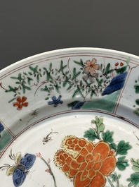 Drie Chinese famille verte borden en een theepot, Kangxi