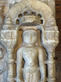 Un fragment en marbre blanc de Parvati et un fragment en marbre blanc de Tirthankara, Inde, 12/13&egrave;me