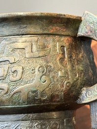 Insolite br&ucirc;le-parfum archa&iuml;que de type 'gui' en bronze au couvercle en bois, Chine, Song