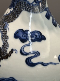 Een Chinese blauw-witte en koperrode 'draken' vaas met verguld bronzen montuur, 18e eeuw