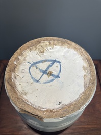 Een grote blauw-witte Delftse albarello of apothekerspot, wellicht Engeland, 18e eeuw