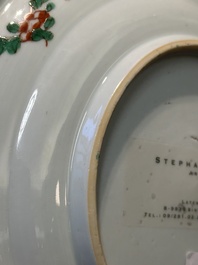 Drie Chinese famille verte borden en een theepot, Kangxi