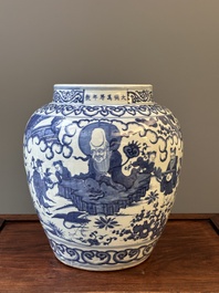 Een Chinese blauw-witte pot met 'Ba Xian Zhu Shou 八仙祝壽', Wanli merk en mogelijk periode