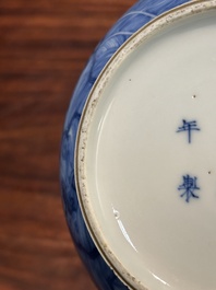 Vase de forme bouteille &agrave; t&ecirc;te d'ail en porcelaine de Chine en bleu et blanc &agrave; d&eacute;cor d'animaux mythiques, marque et &eacute;poque de Kangxi
