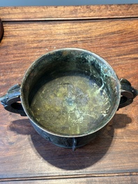 Insolite br&ucirc;le-parfum archa&iuml;que de type 'gui' en bronze au couvercle en bois, Chine, Song