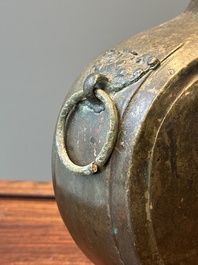 Vase archa&iuml;que de type 'bianhu' en bronze, Chine, Han