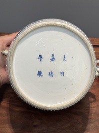Paire de pots couverts en forme de tambour en porcelaine de Chine en bleu et blanc, marque de Jiajing, Kangxi