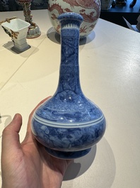 Vase de forme bouteille &agrave; t&ecirc;te d'ail en porcelaine de Chine en bleu et blanc &agrave; d&eacute;cor d'animaux mythiques, marque et &eacute;poque de Kangxi