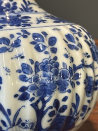 Een Chinese blauw-witte kendi met floraal decor, Kangxi