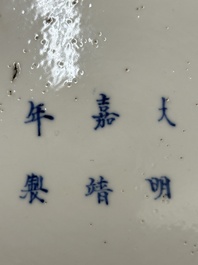 Paire de pots couverts en forme de tambour en porcelaine de Chine en bleu et blanc, marque de Jiajing, Kangxi