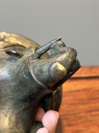 Een Chinees archa&iuml;stisch bronzen ritueel voedselvat in westerse Zhou-stijl, 'yan', Ming