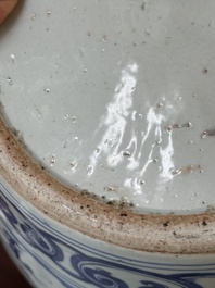 Een Chinese blauw-witte pot met 'Ba Xian Zhu Shou 八仙祝壽', Wanli merk en mogelijk periode