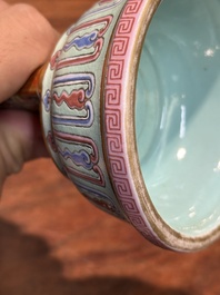 Rare instrument rituel en porcelaine de Chine famille rose, marque et &eacute;poque de Qianlong