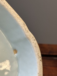 Een ovale Chinese Canton famille rose tazza met verhalend decor, 19e eeuw