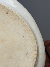 Een ovale Chinese Canton famille rose schotel met verhalend decor, 19e eeuw