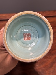Rare instrument rituel en porcelaine de Chine famille rose, marque et &eacute;poque de Qianlong