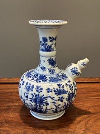 Een Chinese blauw-witte kendi met floraal decor, Kangxi