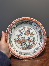 Drie Chinese famille verte borden en een theepot, Kangxi