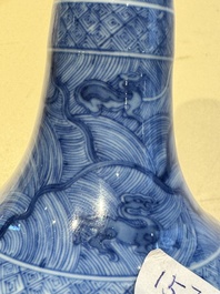 Vase de forme bouteille &agrave; t&ecirc;te d'ail en porcelaine de Chine en bleu et blanc &agrave; d&eacute;cor d'animaux mythiques, marque et &eacute;poque de Kangxi