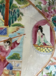 Een ovale Chinese Canton famille rose tazza met verhalend decor, 19e eeuw