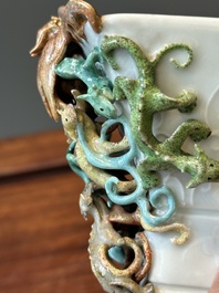 Coupe archa&iuml;que de forme 'zun' en porcelaine de Chine famille rose &agrave; d&eacute;cor de neuf dragons appliqu&eacute;s, Qianlong/Jiaqing
