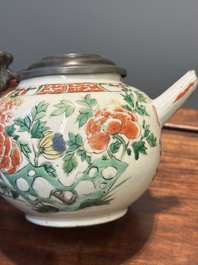 Drie Chinese famille verte borden en een theepot, Kangxi