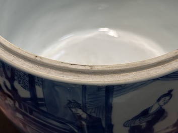 Paire de pots couverts en forme de tambour en porcelaine de Chine en bleu et blanc, marque de Jiajing, Kangxi