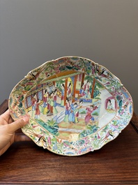 Een ovale Chinese Canton famille rose tazza met verhalend decor, 19e eeuw