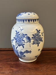 Pot couvert en porcelaine de Chine en bleu et blanc &agrave; d&eacute;cor d'oiseaux parmi des branches fleuries, p&eacute;riode Transition