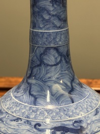 Vase de forme bouteille &agrave; t&ecirc;te d'ail en porcelaine de Chine en bleu et blanc &agrave; d&eacute;cor d'animaux mythiques, marque et &eacute;poque de Kangxi