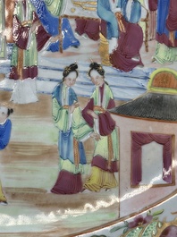 Een ovale Chinese Canton famille rose schotel met verhalend decor, 19e eeuw