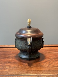 Insolite br&ucirc;le-parfum archa&iuml;que de type 'gui' en bronze au couvercle en bois, Chine, Song