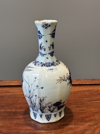 Vase de forme bouteille en fa&iuml;ence de Delft en bleu, blanc et mangan&egrave;se &agrave; d&eacute;cor chinois, fin du 17&egrave;me