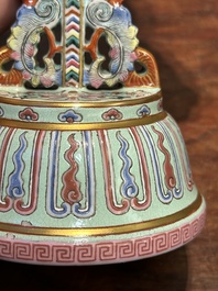 Rare instrument rituel en porcelaine de Chine famille rose, marque et &eacute;poque de Qianlong