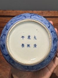 Vase de forme bouteille &agrave; t&ecirc;te d'ail en porcelaine de Chine en bleu et blanc &agrave; d&eacute;cor d'animaux mythiques, marque et &eacute;poque de Kangxi