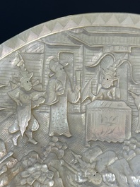 Cinq coquillages en nacre sculpt&eacute;s sur socles en bois, Chine, Canton, 19&egrave;me
