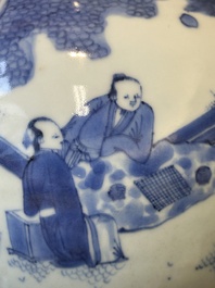 Een Chinese blauw-witte flesvormige vaas met geleerden, Transitie periode