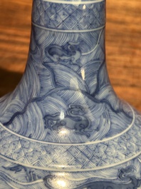 Vase de forme bouteille &agrave; t&ecirc;te d'ail en porcelaine de Chine en bleu et blanc &agrave; d&eacute;cor d'animaux mythiques, marque et &eacute;poque de Kangxi