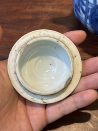 Verseuse &agrave; vin couverte en porcelaine de Chine en bleu et blanc &agrave; d&eacute;cor figuratif, Wanli
